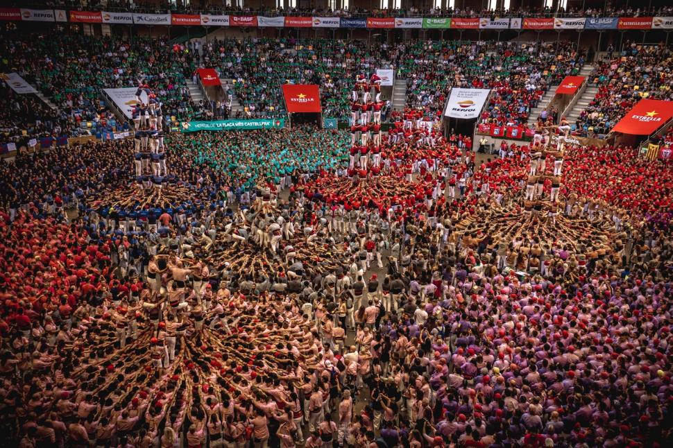 Lumea este fascinată de Castells, celebrul concurs al piramidelor umane din Spania. Cinci oameni au murit în toată istoria lui 927639