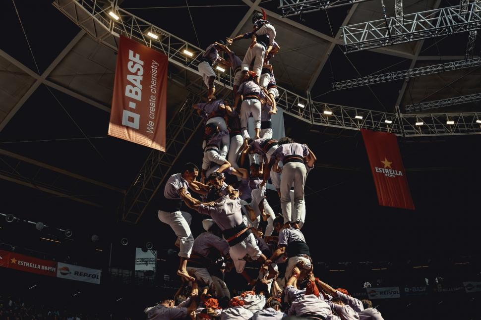 Lumea este fascinată de Castells, celebrul concurs al piramidelor umane din Spania. Cinci oameni au murit în toată istoria lui 927646