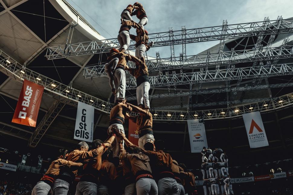 Lumea este fascinată de Castells, celebrul concurs al piramidelor umane din Spania. Cinci oameni au murit în toată istoria lui 927647