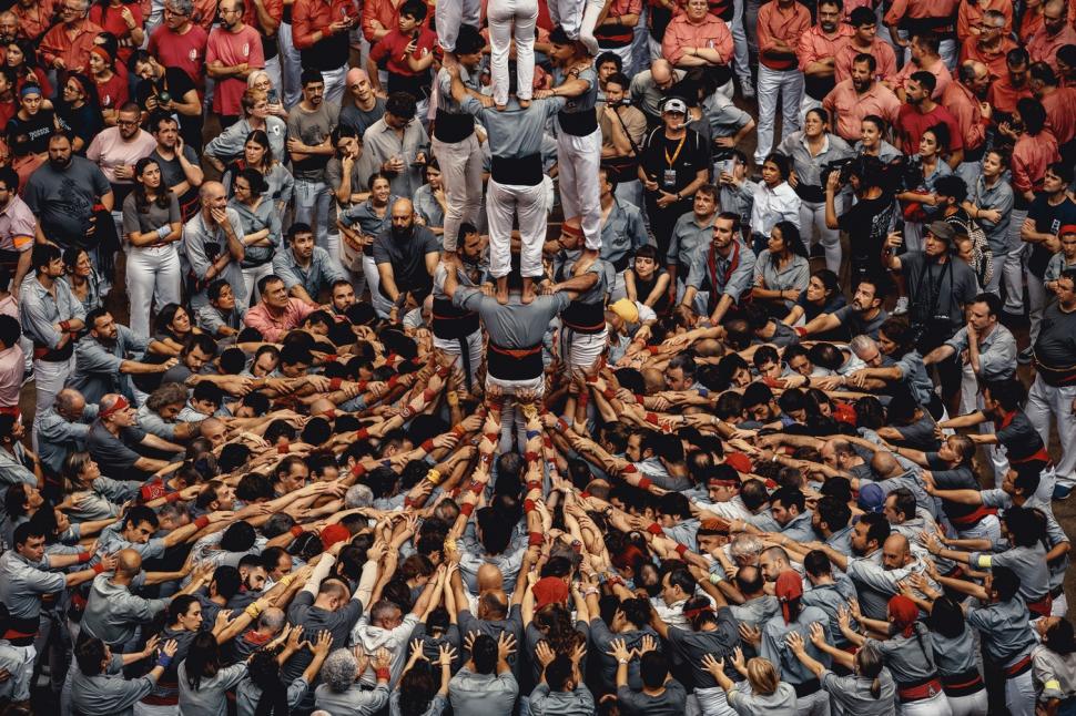 Lumea este fascinată de Castells, celebrul concurs al piramidelor umane din Spania. Cinci oameni au murit în toată istoria lui 927653