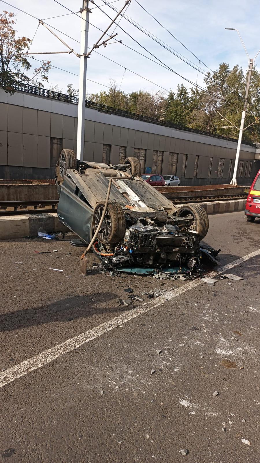 Un șofer a căzut cu mașina de pe pasajul Lujerului. Autoturismul s-a răsturnat pe linia de tramvai, circulația pe ruta 41 e blocată 927824