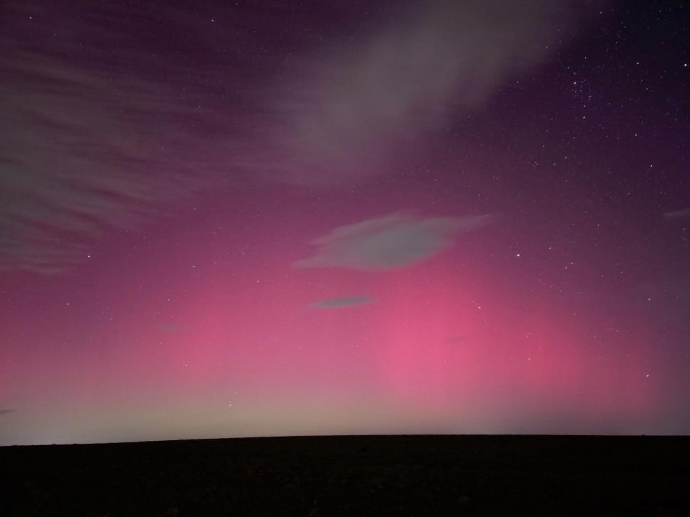 Aurora Boreală a fost vizibilă din nou pe cerul din România. Imagini cu spectacolul de culori din mai multe zone ale țării 928135