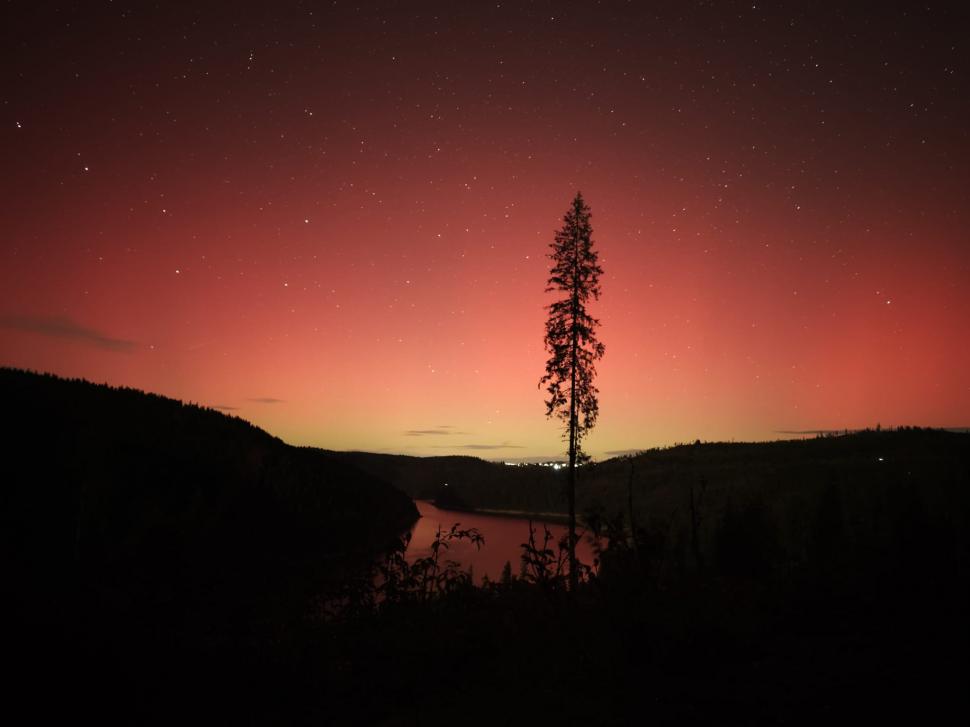 Aurora Boreală a fost vizibilă din nou pe cerul din România. Imagini cu spectacolul de culori din mai multe zone ale țării 928140