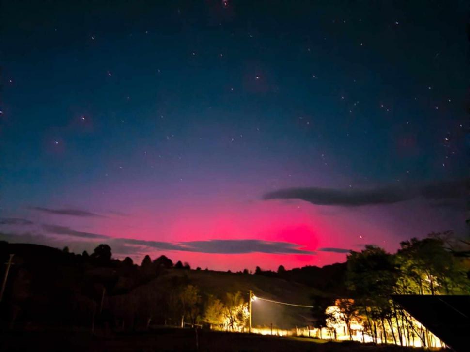 Aurora Boreală a fost vizibilă din nou pe cerul din România. Imagini cu spectacolul de culori din mai multe zone ale țării 928142