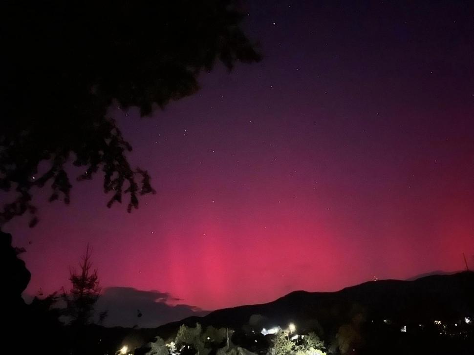 Aurora Boreală a fost vizibilă din nou pe cerul din România. Imagini cu spectacolul de culori din mai multe zone ale țării 928147