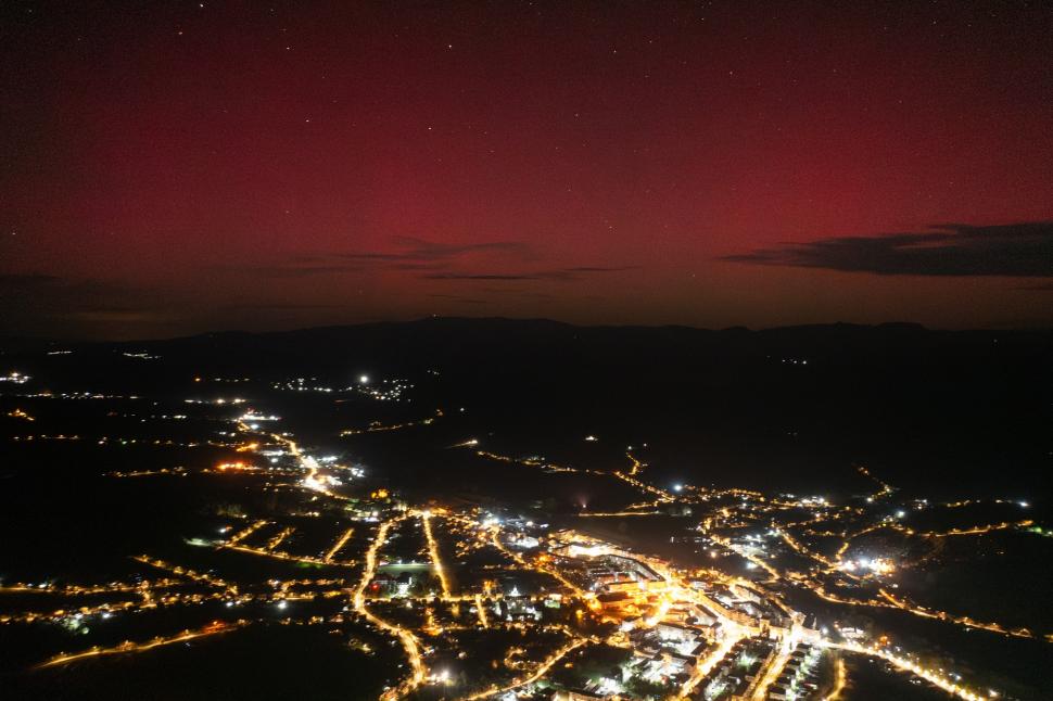 Aurora Boreală a fost vizibilă din nou pe cerul din România. Imagini cu spectacolul de culori din mai multe zone ale țării 928149