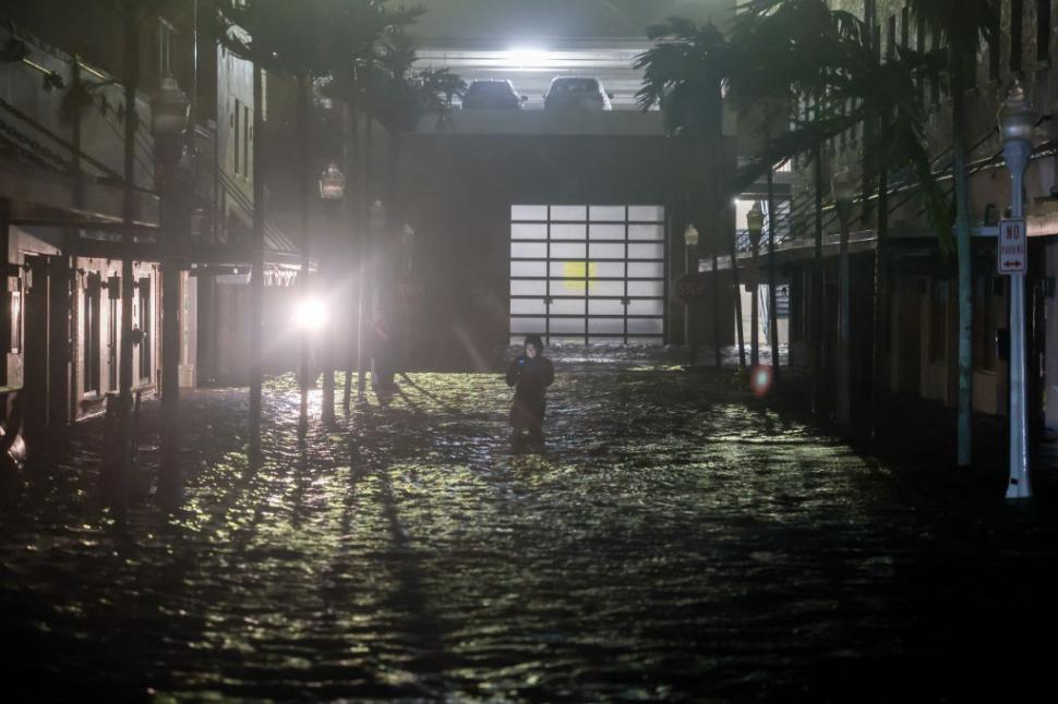 "Nu ieșiți sau veți muri". Uraganul Milton a lovit Florida, și meteorologii sunt îngroziți de puterea lui. Oameni uciși de tornade  927922