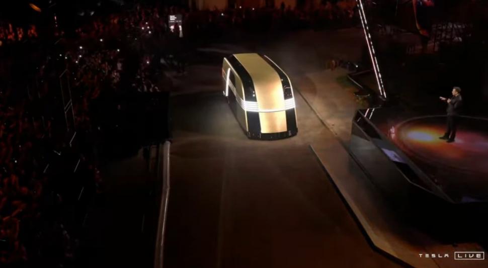 GALERIE FOTO. Elon Musk și-a prezentat noile mașini futuriste fără șofer. Ce sunt și cum arată „Robovan” și „Cyber Taxi” 928171