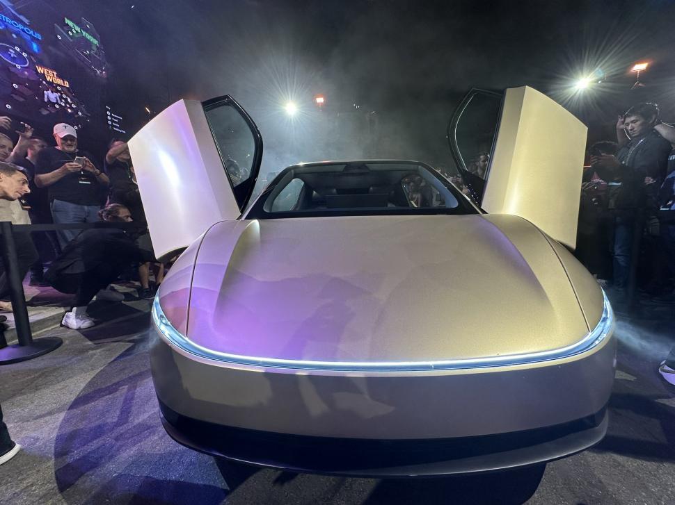 GALERIE FOTO. Elon Musk și-a prezentat noile mașini futuriste fără șofer. Ce sunt și cum arată „Robovan” și „Cyber Taxi” 928172