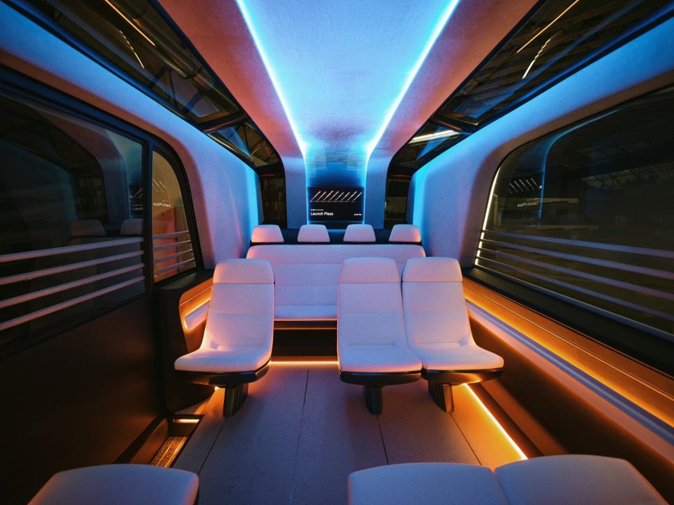 GALERIE FOTO. Elon Musk și-a prezentat noile mașini futuriste fără șofer. Ce sunt și cum arată „Robovan” și „Cyber Taxi” 928174