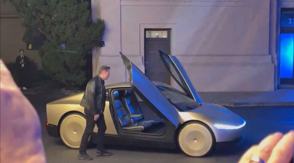 GALERIE FOTO. Elon Musk și-a prezentat noile mașini futuriste fără șofer. Ce sunt și cum arată „Robovan” și „Cyber Taxi” 928176