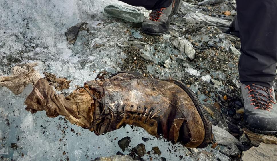 Piciorul unui alpinist dispărut acum 100 de ani a fost găsit pe Everest. Povestea misterioasă a unei expediții cu final tragic  928286