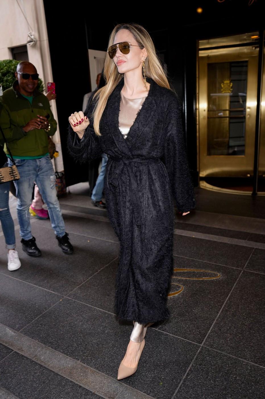 Ultima tendință în lumea modei? Halatul de baie. Rihanna și Angelina Jolie au pornit trendul chiar pe covorul roșu 928338