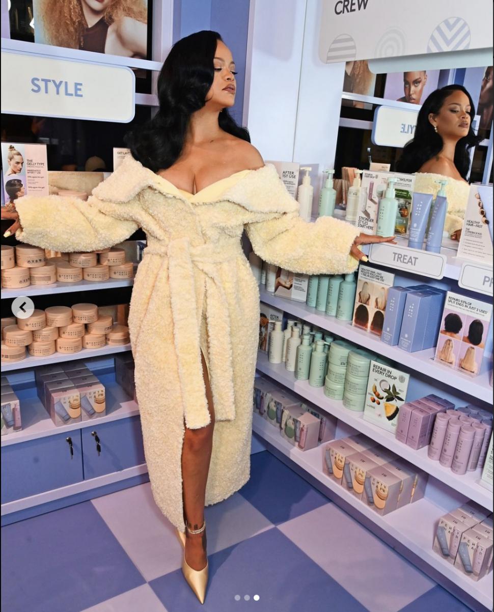 Ultima tendință în lumea modei? Halatul de baie. Rihanna și Angelina Jolie au pornit trendul chiar pe covorul roșu 928352