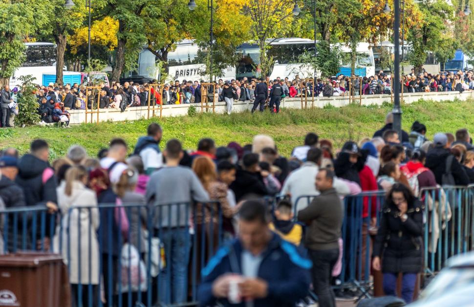 Coadă de 7 km la Iași, pelerinii așteaptă câte 15 ore ca să ajungă la raclă. Candidații la prezidențiale se roagă și ei la moaște 928523