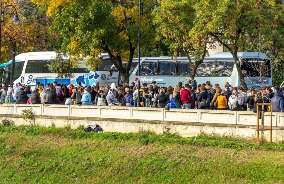 Coadă de 7 km la Iași, pelerinii așteaptă câte 15 ore ca să ajungă la raclă. Candidații la prezidențiale se roagă și ei la moaște 928525