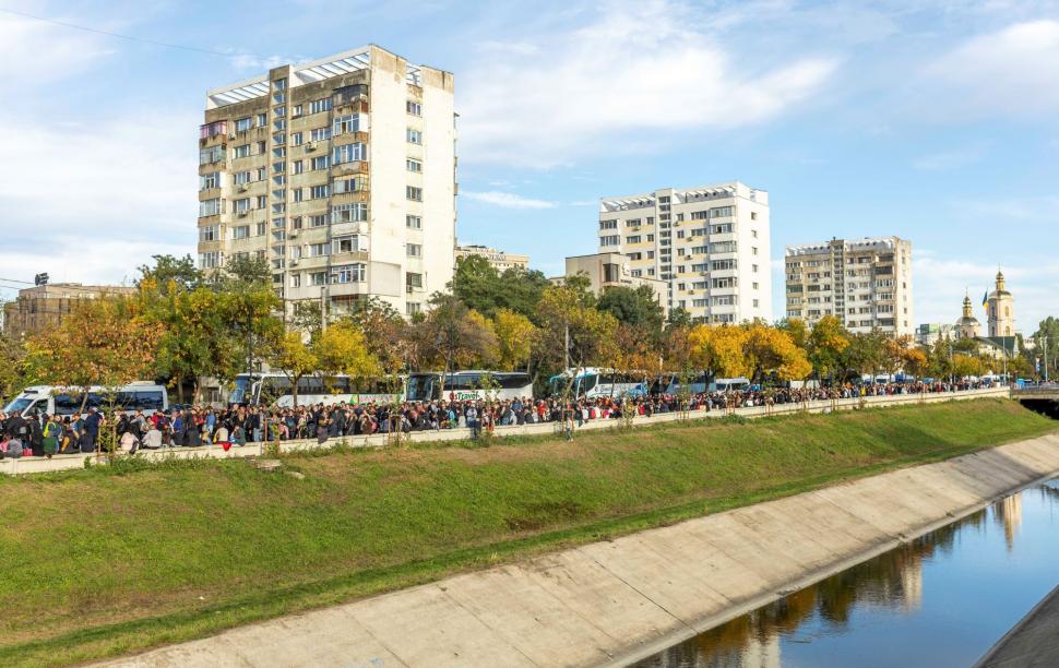 Coadă de 7 km la Iași, pelerinii așteaptă câte 15 ore ca să ajungă la raclă. Candidații la prezidențiale se roagă și ei la moaște 928526