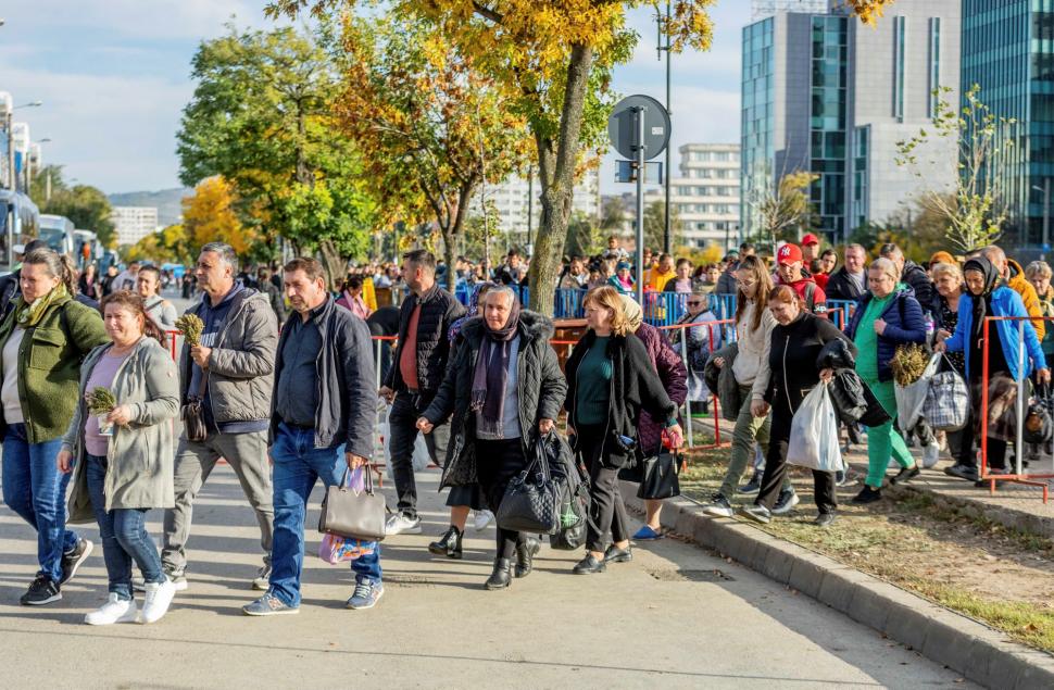 Coadă de 7 km la Iași, pelerinii așteaptă câte 15 ore ca să ajungă la raclă. Candidații la prezidențiale se roagă și ei la moaște 928527