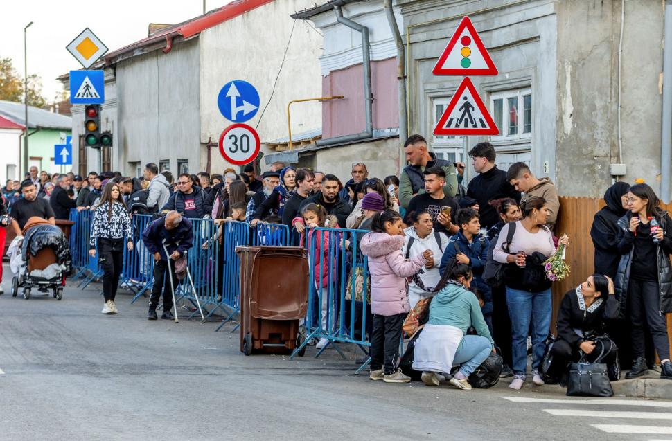 Coadă de 7 km la Iași, pelerinii așteaptă câte 15 ore ca să ajungă la raclă. Candidații la prezidențiale se roagă și ei la moaște 928529