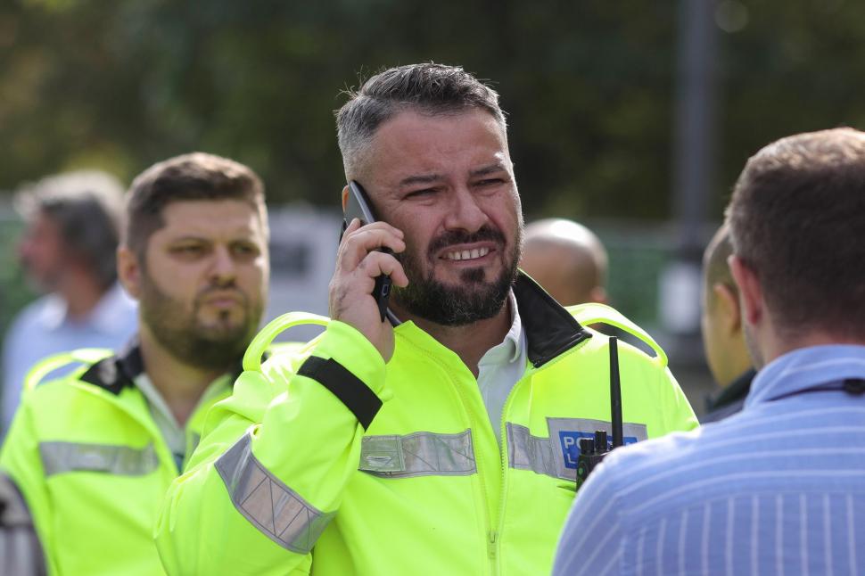 Scandal la Unirii. Nicușor Dan a venit cu buldozerele să dărâme gardurile puse de Daniel Băluță. Doi oameni au fost răniți 928574