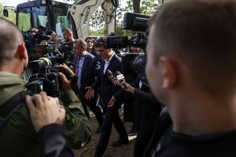 Scandal la Unirii. Nicușor Dan a venit cu buldozerele să dărâme gardurile puse de Daniel Băluță. Doi oameni au fost răniți 928575