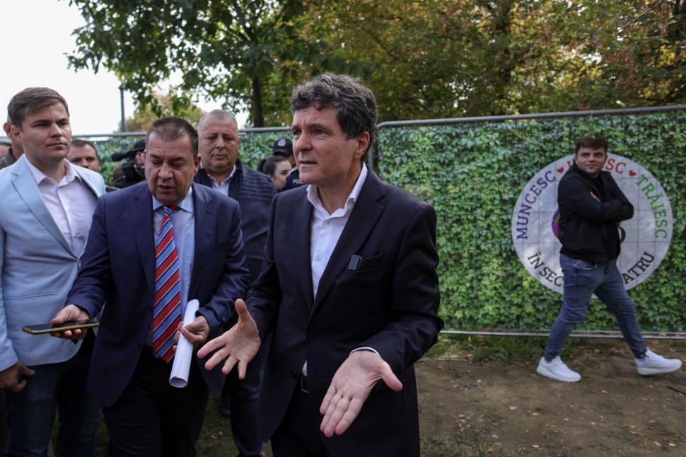 Scandal la Unirii. Nicușor Dan a venit cu buldozerele să dărâme gardurile puse de Daniel Băluță. Doi oameni au fost răniți 928576