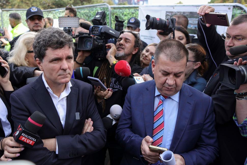 Scandal la Unirii. Nicușor Dan a venit cu buldozerele să dărâme gardurile puse de Daniel Băluță. Doi oameni au fost răniți 928577