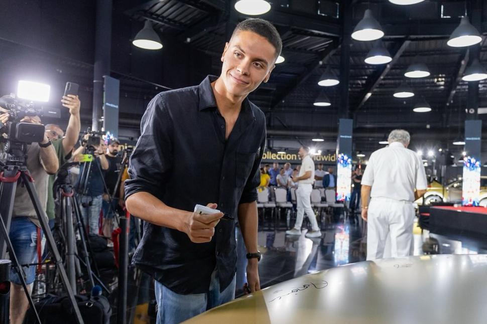 David Popovici nu vrea să mai conducă mașinile primite de la Ion Țiriac. Sportivul a explicat de ce preferă o mașină veche de 10 ani 928879