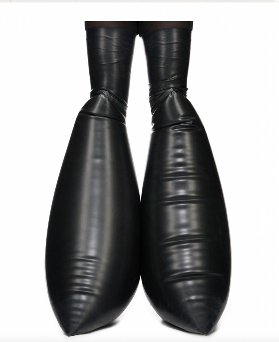 Cum arată cizmele gonflabile de lux create de un designer american: Costă peste 3.500 de euro și provoacă isterie pe internet 929228