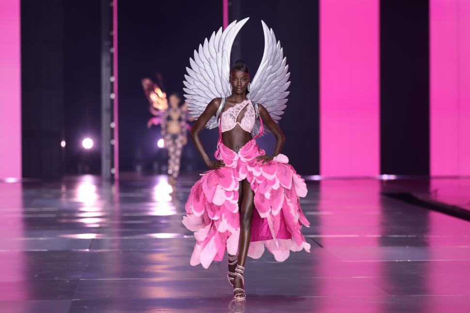 Ținutele purtate de „îngerii” de la Victoria's Secret Fashion Show 2024. Adriana Lima, apariție spectaculoasă după 6 ani de pauză 928956