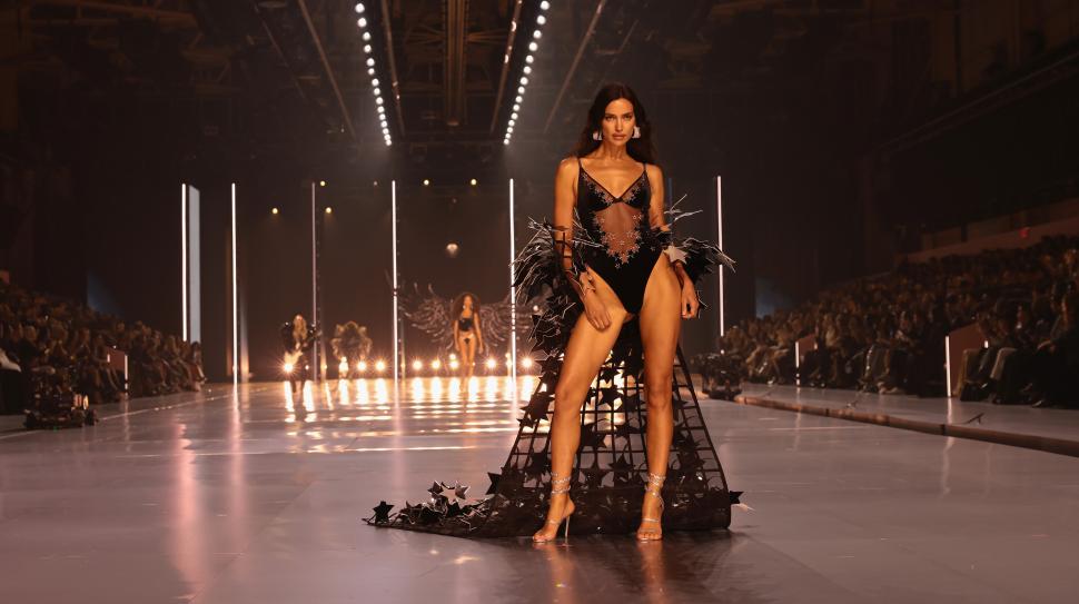 Ținutele purtate de „îngerii” de la Victoria's Secret Fashion Show 2024. Adriana Lima, apariție spectaculoasă după 6 ani de pauză 928981