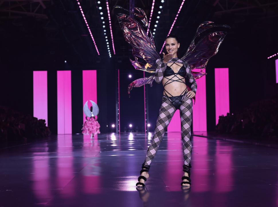Ținutele purtate de „îngerii” de la Victoria's Secret Fashion Show 2024. Adriana Lima, apariție spectaculoasă după 6 ani de pauză 928987