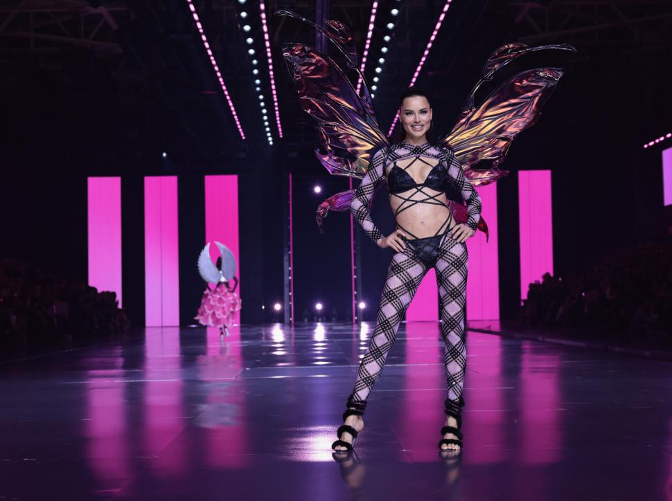 Ținutele purtate de „îngerii” de la Victoria's Secret Fashion Show 2024. Adriana Lima, apariție spectaculoasă după 6 ani de pauză 928990