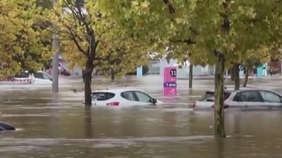 Cod roșu în Europa din cauza inundațiilor devastatoare. Străzile s-au transformat în torenți în Franța și Italia. Ce spun meteorologii 929477