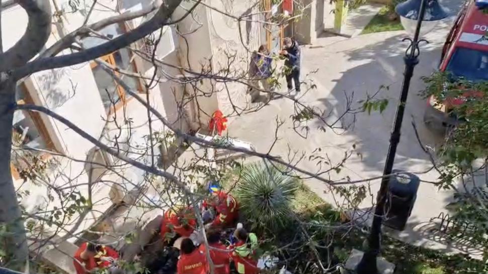 Incident șocant lângă Cazinoul din Constanța: Un bărbat s-a prăbușit în gol cinci metri, de pe faleză, chiar în fața Acvariului 929688