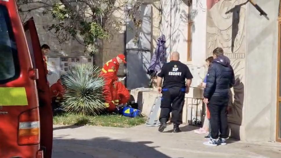 Incident șocant lângă Cazinoul din Constanța: Un bărbat s-a prăbușit în gol cinci metri, de pe faleză, chiar în fața Acvariului 929689