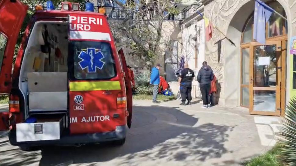 Incident șocant lângă Cazinoul din Constanța: Un bărbat s-a prăbușit în gol cinci metri, de pe faleză, chiar în fața Acvariului 929690