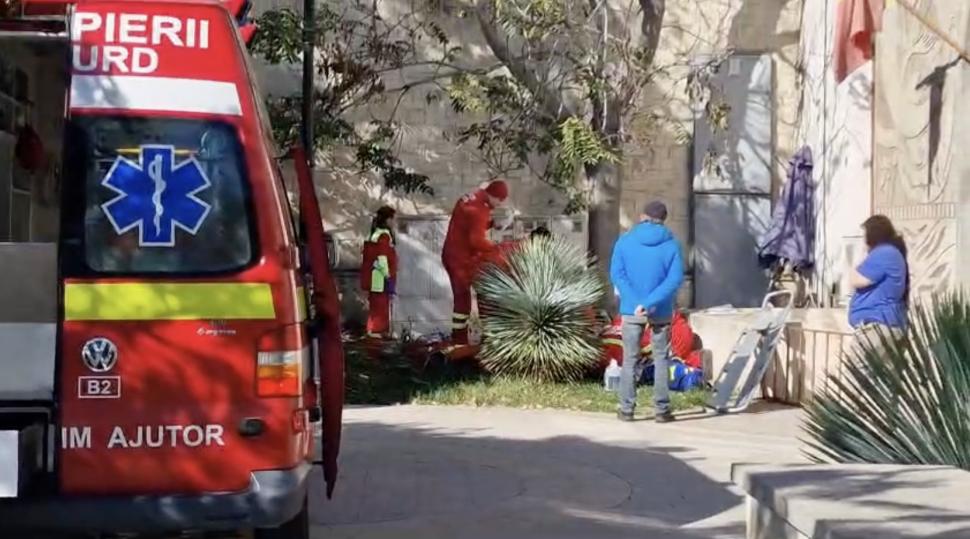 Incident șocant lângă Cazinoul din Constanța: Un bărbat s-a prăbușit în gol cinci metri, de pe faleză, chiar în fața Acvariului 929692