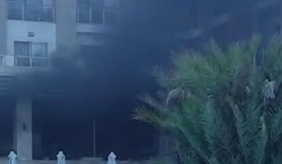 Un hotel din Turcia, plin cu turiști români, a fost cuprins de flăcări. Oamenii au fost evacuaţi cu scările de la balcon 929699