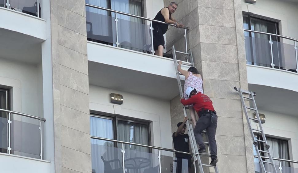 Un hotel din Turcia, plin cu turiști români, a fost cuprins de flăcări. Oamenii au fost evacuaţi cu scările de la balcon 929701