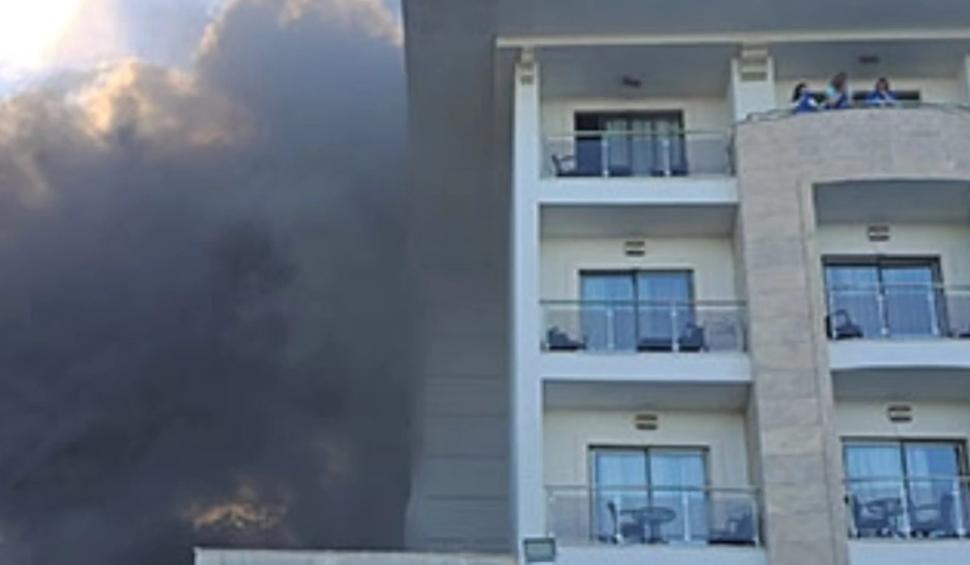 Un hotel din Turcia, plin cu turiști români, a fost cuprins de flăcări. Oamenii au fost evacuaţi cu scările de la balcon 929702