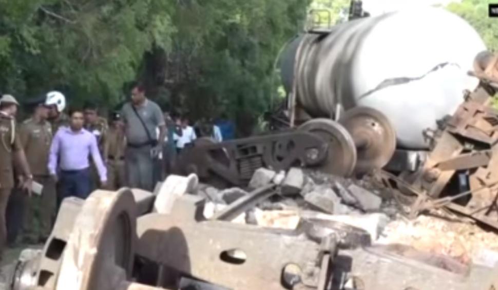 Un tren cu combustibil a deraiat după ce a lovit o turmă de elefanți sălbatici 929733