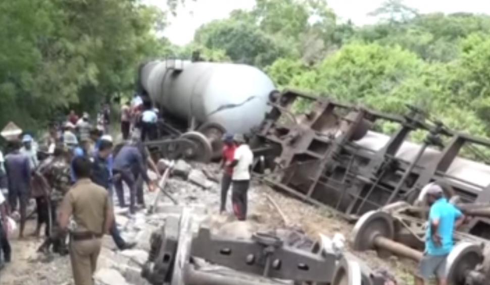 Un tren cu combustibil a deraiat după ce a lovit o turmă de elefanți sălbatici 929734