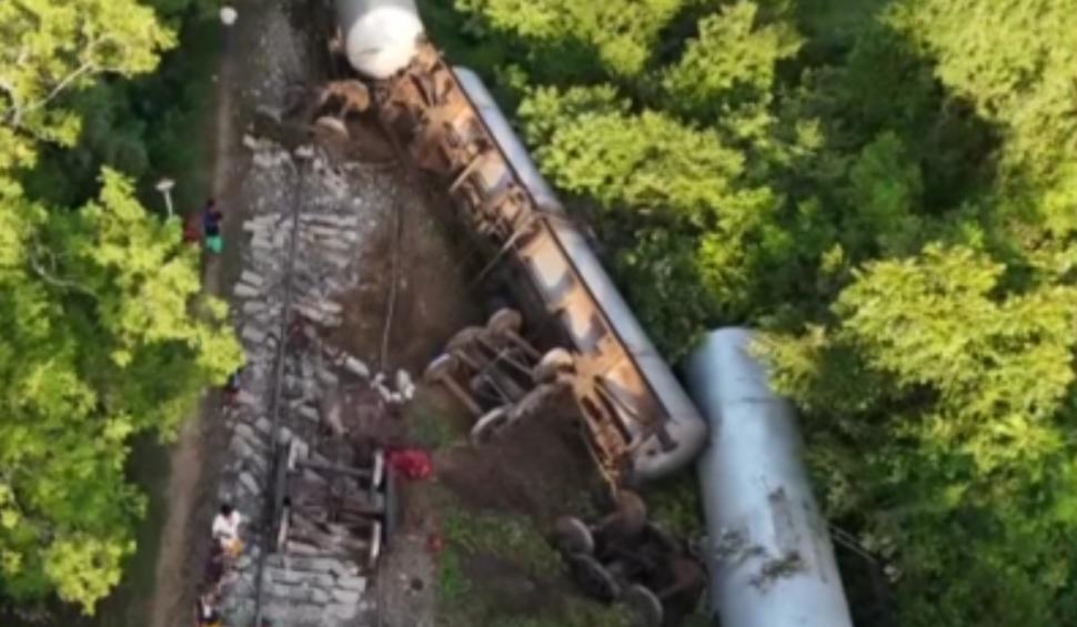 Un tren cu combustibil a deraiat după ce a lovit o turmă de elefanți sălbatici 929735