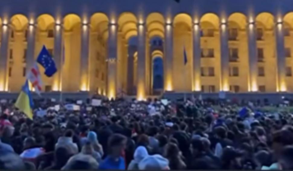 Zeci de mii de georgieni pro-europeni au protestat la Tbilisi înainte de alegerile parlamentare 929818