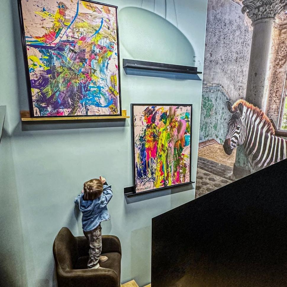 Povestea lui Laurent, băiețelul de trei ani devenit pictor de succes în Germania: Cu ce prețuri se vând tablourile lui „Mini-Picasso” 930027