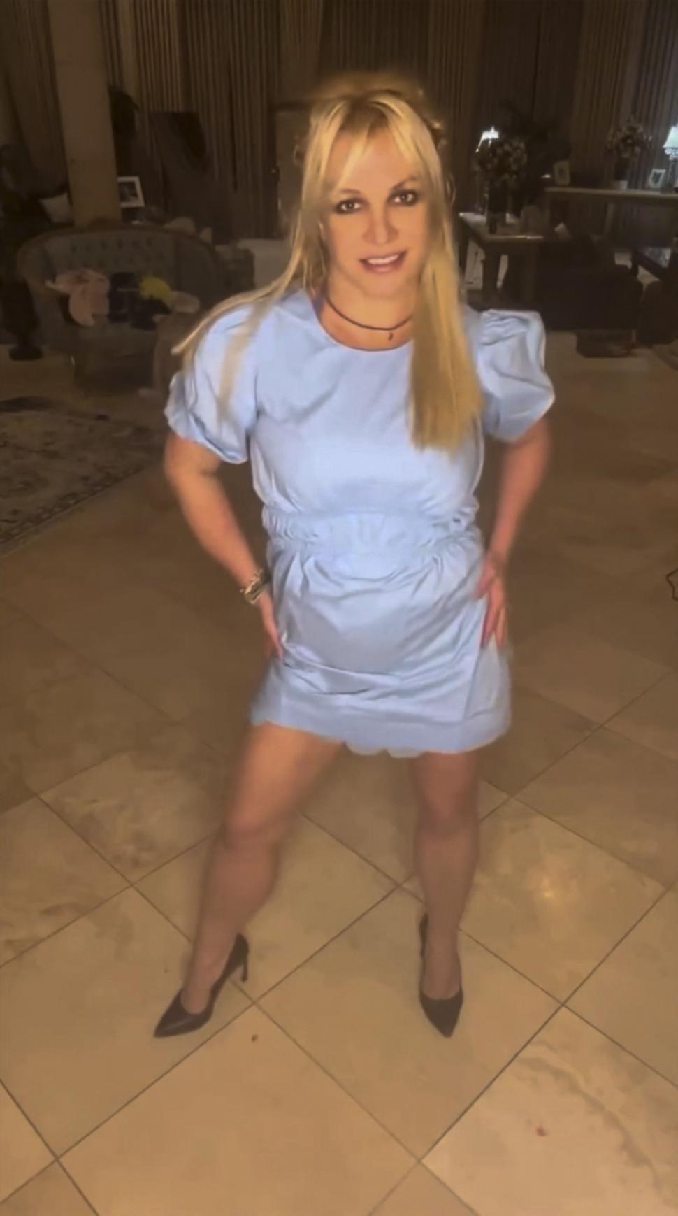 Britney Spears șochează din nou și anunță că s-a căsătorit cu ea însăși 930189