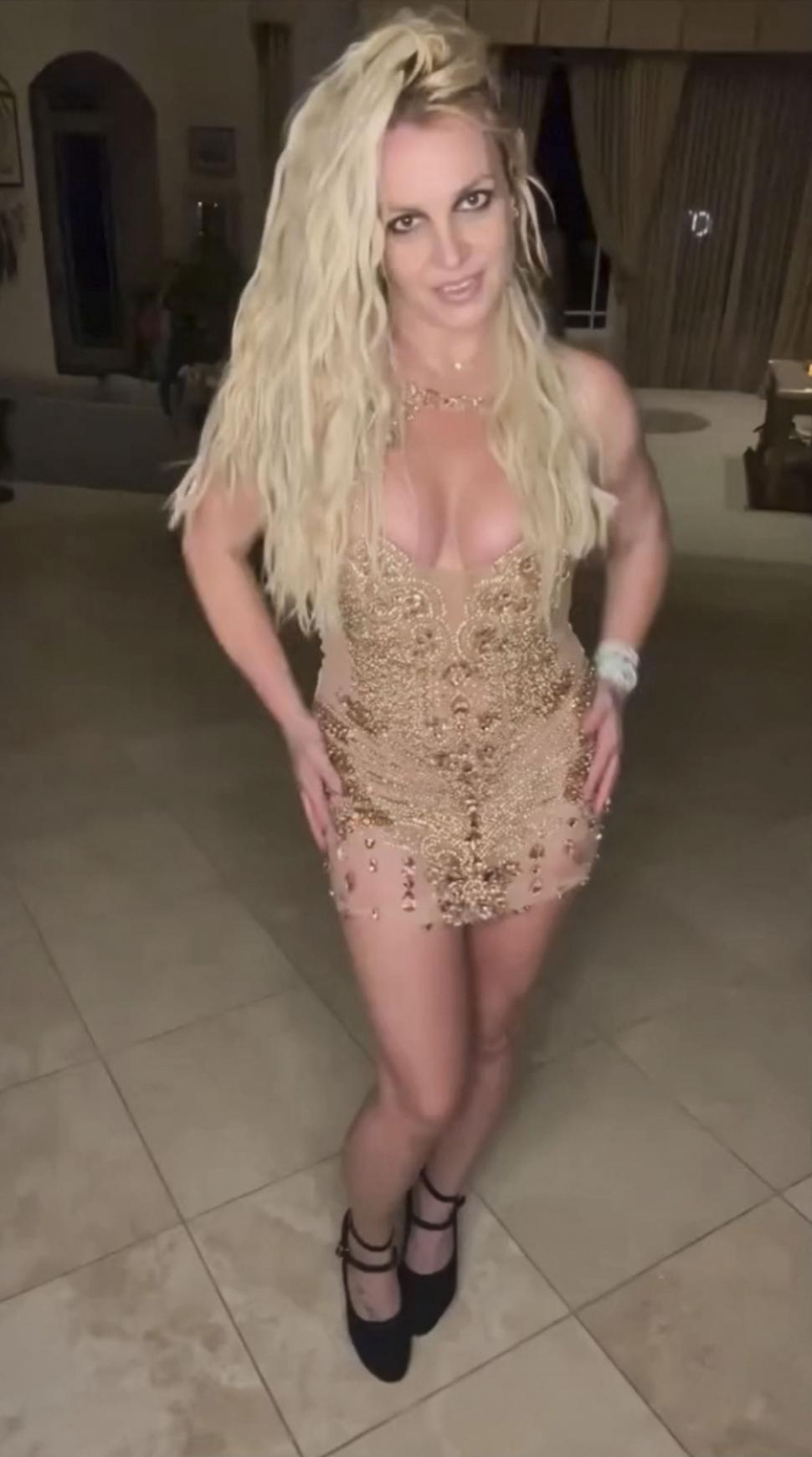 Britney Spears șochează din nou și anunță că s-a căsătorit cu ea însăși 930191