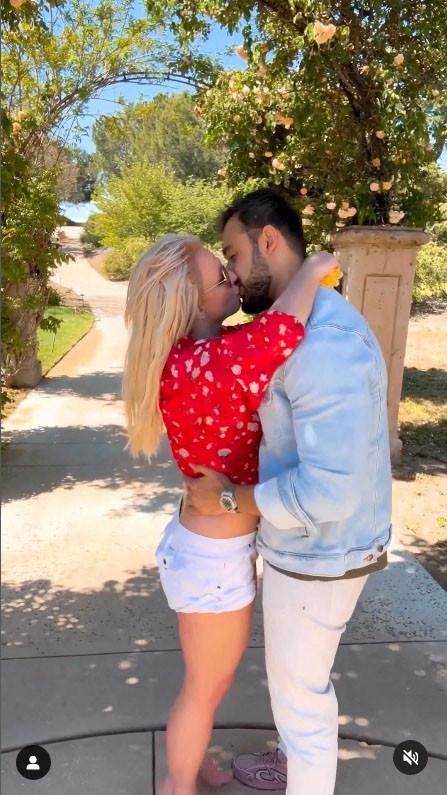 Britney Spears șochează din nou și anunță că s-a căsătorit cu ea însăși 930193