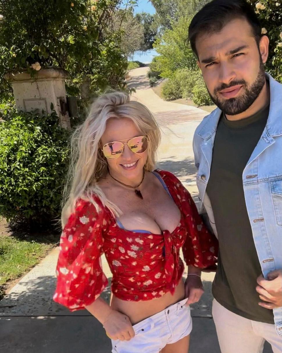 Britney Spears șochează din nou și anunță că s-a căsătorit cu ea însăși 930194